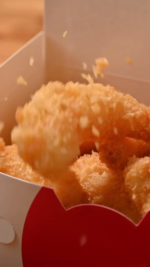 The golden shrimp is evolving with appetite. Vídeo Stock 310261007