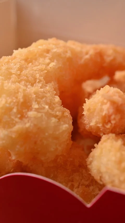 The golden shrimp is evolving with appetite. 動画素材 310261057