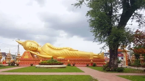 Golden sleeping Buddha statue, Pha That Luang, Vientiane, Laos 스톡 동영상 75002192