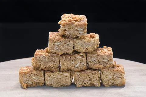 Golden squares stack neatly on a round plate Foto stock