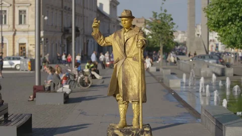 Golden statue in a square Video stock 100366663