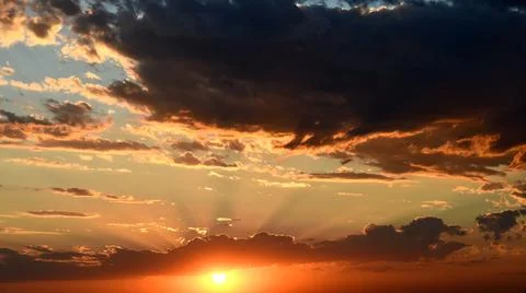 Golden sun and dramatic cloudscape of sunset Foto stock