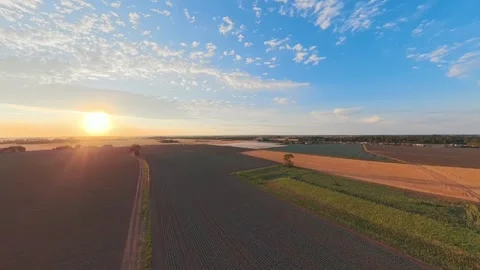 Golden sun dips low over endless farmland fields Stock-Footage 342558351