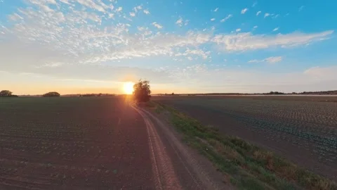 Golden sun dips low over wide open fields 스톡 동영상 342590195