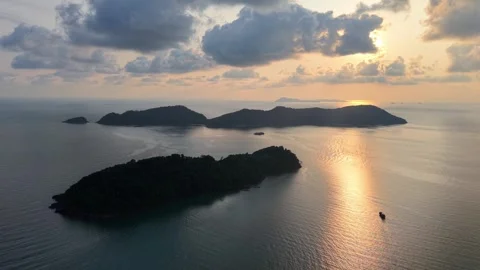 Golden sun dips over tranquil islands Stockbeeldmateriaal 333041728