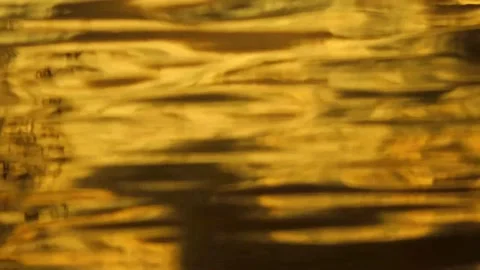 Golden sun reflection on rippling waves of water Vídeo Stock 146415715