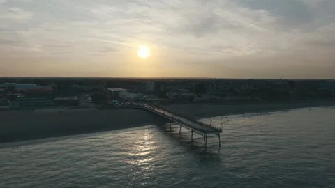 Golden sun sets over calm ocean waters Vidéo 342662558