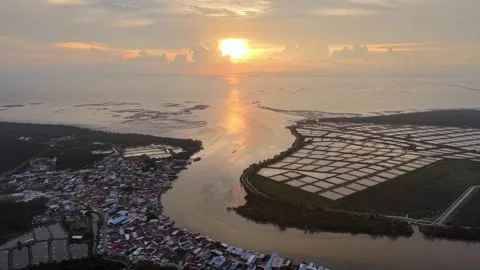 Golden sun sets over river winding toward sea Vídeo Stock 344810472