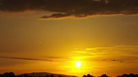 Golden Sun Setting Below Dramatic Evening Clouds Видео 256262519
