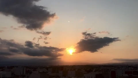 Golden sun setting over city skyline with clouds Stock-Footage 319072254