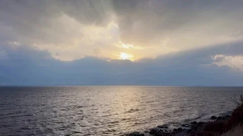 Golden Sunlight Breaks Through Clouds Over Calm Erhai Lake, Dali, Yunnan, China 库存影片 337345298
