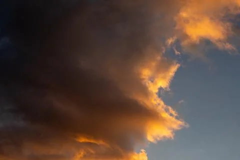 Golden Sunset Clouds in Blue Sky Stock-Fotos