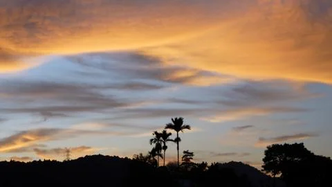Golden Sunset Clouds in Dramatic Evening Sky 스톡 사진