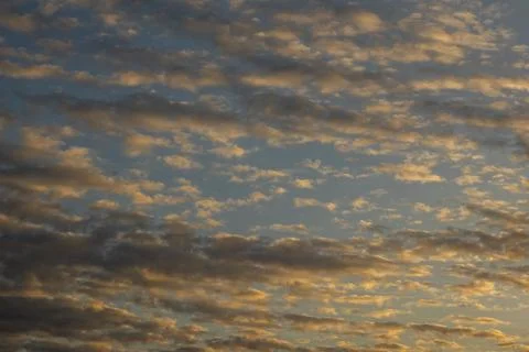 Golden Sunset Clouds in the Sky 库存照片