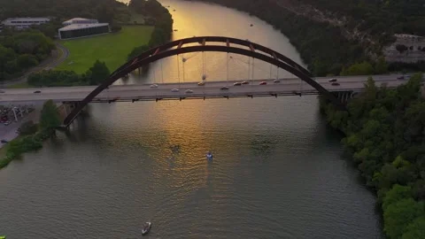 Golden sunset fall over the 360 Pennybacker Bridge on Lake Austin Vídeo Stock 246400152
