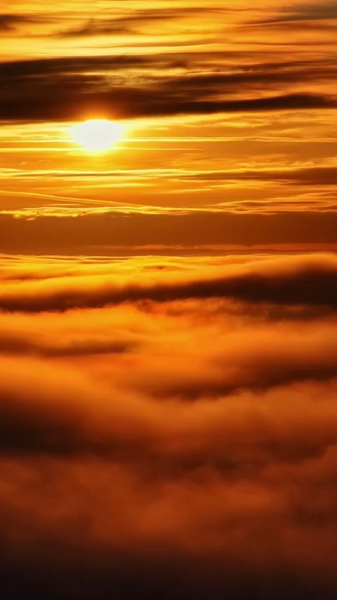 Golden Sunset Illuminating Layers of Clouds in the Evening Sky Vídeo Stock 336651212
