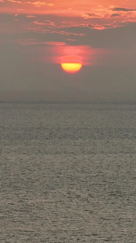 Golden sunset on the ocean surface. Ko Pha Ngan, Thailand. Video stock 301941941