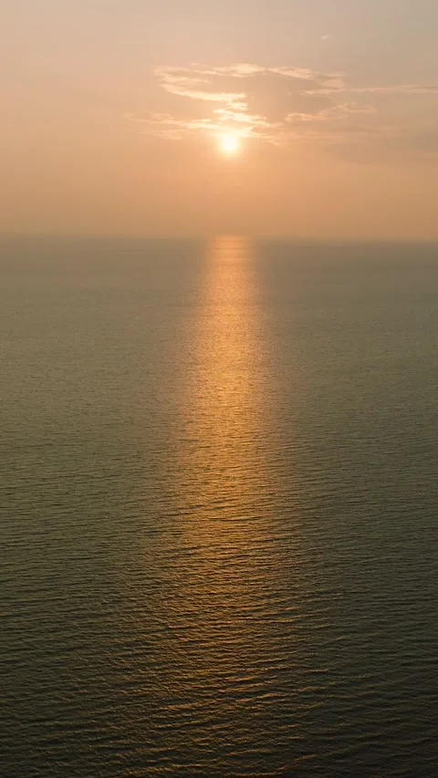 Golden sunset on the ocean surface. Ko Pha Ngan, Thailand. Stock Footage 327102305