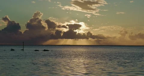Golden sunset over calm ocean waters in Moorea Video stock 342001997