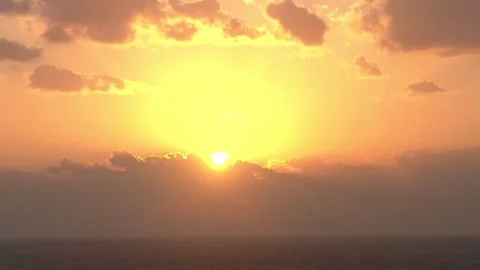 Golden Sunset Over Ocean with Dramatic Clouds 스톡 동영상 327269252