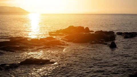 Golden sunset over the ocean Видео 102307110
