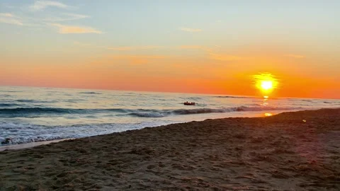 Golden Sunset Over Ocean Waves on a Peaceful Sandy Beach in Summer Vídeos de archivo 340602683