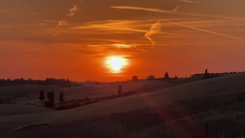 Golden sunset over rolling tuscan hills landscape Stockbeeldmateriaal 339083198