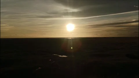 Golden Sunset Over Vast Open Landscape Cinematic Horizon and Warm Light HD Vidéo 336617257