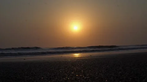 Golden Sunset Reflecting on Ocean Waves Vidéo 337014030