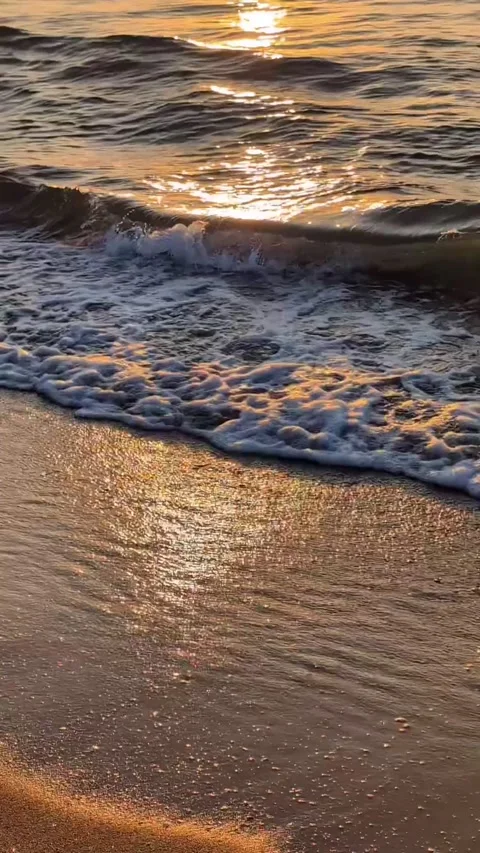 Golden Sunset Reflection on Sandy Beach Stockbeeldmateriaal 328698529