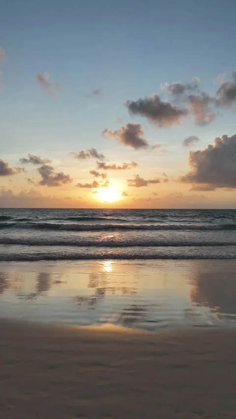 Golden Sunset Reflections over Ocean Waves Stockbeeldmateriaal 318992473