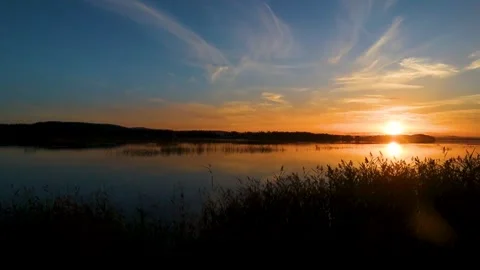 Golden sunset at the river Vídeos de archivo 249896527
