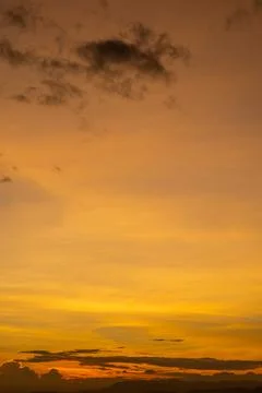 Golden Sunset Sky With Clouds Foto stock