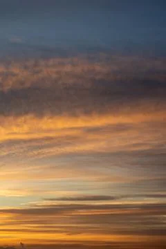 Golden Sunset Sky With Wispy Clouds Foto stock