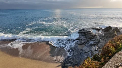 Golden Sunset Waves on Rocky Cornwall Coastline – 4K DJI Osmo Pocket 3 Vidéo 318730600