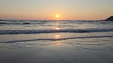 Golden Sunset Waves Rolling Toward Shore with Ocean Reflection, 4K Vídeos de archivo 329427205
