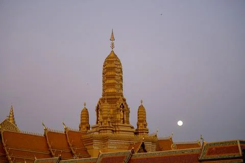 Golden temple complex with moon in twilight Bangkok Thailand 스톡 사진