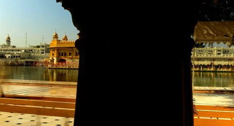 Golden Temple Timelapse tracking through pillars to reveal temple Video stock 125600699