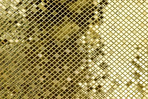 Golden tiles pattern background on wall Foto stock