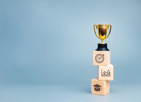 Golden trophy on success wood stack blocks representing career growth, prof.. 库存照片