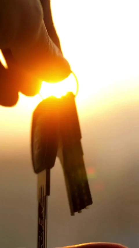 Golden waves crash on the sandy beach at sunset Vídeo Stock 331932903