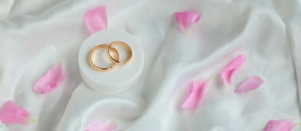 Golden wedding rings representing commitment and lasting love, symbolizing .. Foto stock