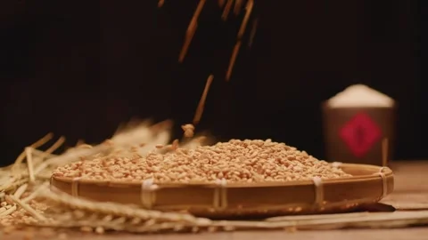 Golden Wheat Grains Falling Into Bamboo Basket on Wooden Table Vídeos de archivo 336524693
