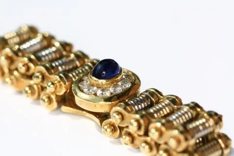 Goldring mit Saphir Stock Photos