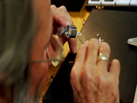 Goldsmith examining diamond 4k Видео 82471350