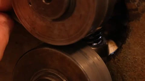 Goldsmith jewelry ring making process ajdusting and polish gold ring Видео 248447045