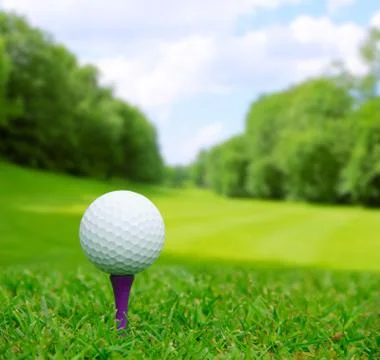 Golf ball on course Foto stock