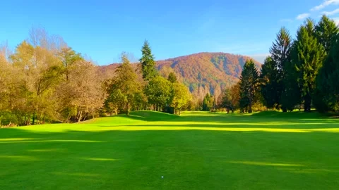 Golf Ball on the Golf Course Hole 2 in Autumn with Mountain View in a Sunny Day Vídeos de archivo 165325460