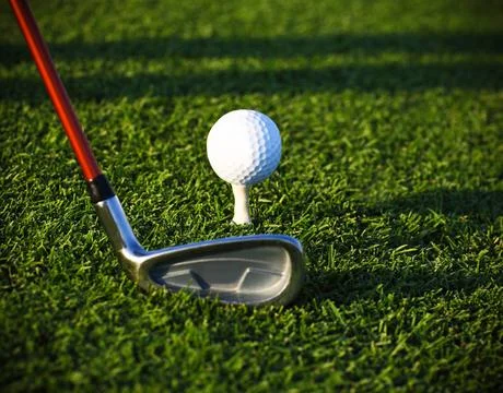 Golf ball on tee and driver Golf ball and driver on a golf course. Close u... Stock-Fotos