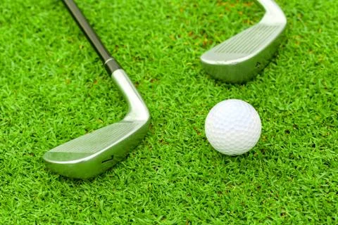 Golf ball on tee in front of driver green course Foto stock
